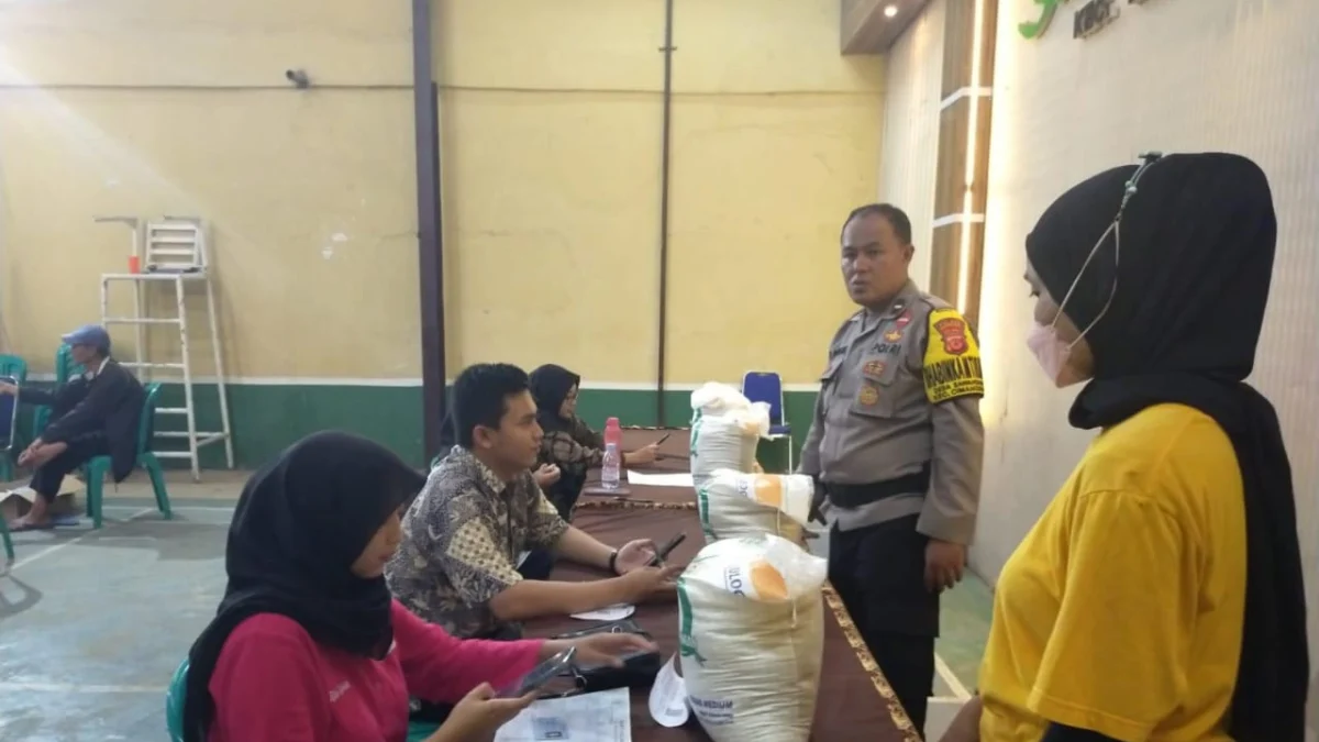 DISALURKAN: Warga saat menerima Bantuan Pangan Non Tunai (BPNT) berupa beras tahun 2023 telah disalurkan dengan sukses di Desa Sawahdadap, Kecamatan Cimanggung, Kabupaten Sumedang, baru-baru ini