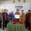 SILMBOLIS: Penyerahan Program Implementasi Aplikasi Sibiku oleh Wakil Rektor Bidang Riset Inovasi dan Kerjasama Telkom university Bandung, Dr Ir Rina pudji Astuti., kepada Kepala Sekolah SLBN B Sumedang, Hipni Mubarok Abidin MPd., kemarin.