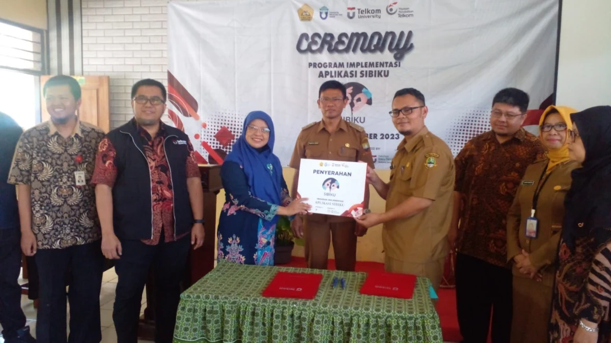 SILMBOLIS: Penyerahan Program Implementasi Aplikasi Sibiku oleh Wakil Rektor Bidang Riset Inovasi dan Kerjasama Telkom university Bandung, Dr Ir Rina pudji Astuti., kepada Kepala Sekolah SLBN B Sumedang, Hipni Mubarok Abidin MPd., kemarin.