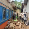 PEDULI: Pemerintah Kecamatan Cimanggung dan Desa Cihanjuang serahkan bantuan kepada warga yang rumahnya roboh di Desa Cihanjuang, Kecamatan Cimanggung, baru-baru ini.