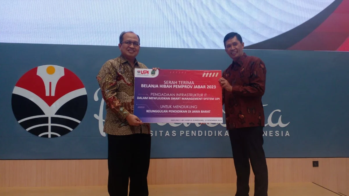 Pemprov Hibahkan Infrastruktur ICT Smart Managemen System (SMS) ke UPI Kampus Sumedang APRESIASI: Simbolis serah terima bantuan Hibah Infrastruktur ICT Smart Management System (SMS) dari Kabag Yanda Analis Ahli Madya Biro Kesra Pemprov Jabar, kepada Sekretaris UPI Bandung, Prof Dr Memen Kustiawan, Selasa (12/12).