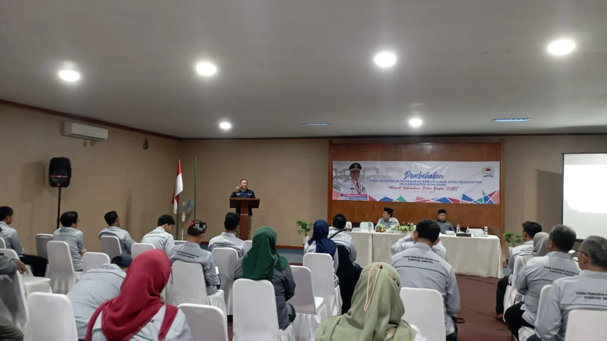 PAPARKAN: Ketua FPK Sumedang, M Amin Muhyidin saat mengajak para insan pembauran kebangsaan di Sumedang untuk menyelesaikan isu lingkungan di Aula Hotel Hanjuang Hegar Cimalaka, kemarin.