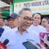 KUNJUNGAN: Kepala Dinas Koperasi, Usaha Kecil, Menengah, Perdagangan dan Perindustrian Kabupaten Sumedang Drs. Agus Kori Hodayat, M.Si, mendapingi Menteri Perdagangan Republik Indonesia, Zulkifli Hasan, melaksanakan kunjungan kerja ke Pasar Tanjungsari Sumedang, kemarin.