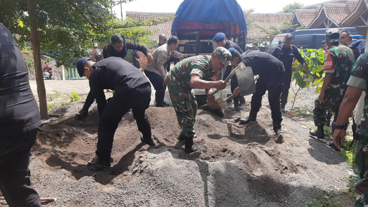 BEJIBAKU: Puluhan anggota Sub Den Gegana Brimob Polda JABAR dan anggota TNI dari Koramil 1004 Tanjungsari mengadakan kegiatan Karya Bhakti dengan membersihkan area Pasar Tanjungsari dan Komplek Pondok Pesantren Darussalam, kemarin.