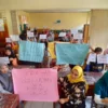 TUNTUT: Sebanyak 61 orang tua siswa SDN 2 Darmaraja melakukan aksi unjuk rasa di depan sekolah. Mereka menuntut tabungan mereka dikembalikan.