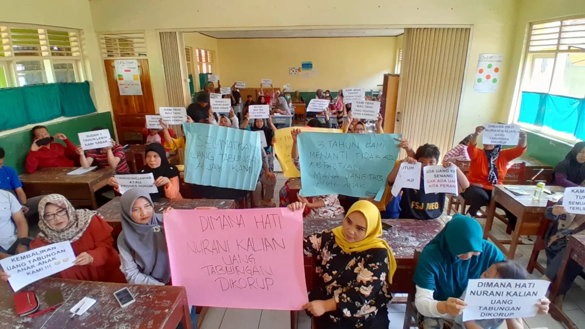 TUNTUT: Sebanyak 61 orang tua siswa SDN 2 Darmaraja melakukan aksi unjuk rasa di depan sekolah. Mereka menuntut tabungan mereka dikembalikan.