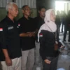 PANTAU: Ketua Panwascam Sumedang Selatan, Nina Yuliawati saat diwawancara awak media terkait gudang logistik Pemilu 2024 di PPK Sumedang Selatan perlu mendapatkan perbaikan, baru-baru ini.