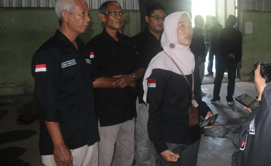 PANTAU: Ketua Panwascam Sumedang Selatan, Nina Yuliawati saat diwawancara awak media terkait gudang logistik Pemilu 2024 di PPK Sumedang Selatan perlu mendapatkan perbaikan, baru-baru ini.