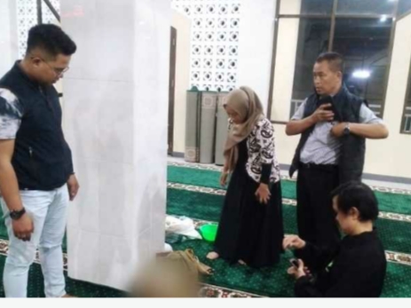 Seorang bayi laki-laki tanpa identitas ditemukan di masjid Kahatex oleh Sahroni, seorang marbot mesjid dan warga setempat.