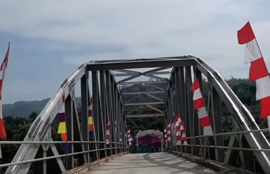 TANGKAPAN LAYAR PERMUDAH: Jembatan Cilutung yang menghubungkan Desa Kadu Kecamatan Jatigede Kabupaten Sumedang memiliki panjang 80 meter dan lebar 6 meter.