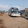 TRANSPORTASI: Beberapa bus antarprovinsi terparkir untuk menunggu penumpang, di depan Terminal Ciakar, Sumedang, kemarin.