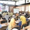 DENGARKAN: Para peserta kegiatan High Level Meeting (HLM) Sinergi dan Kolaborasi Tim Percepatan dan Perluasan Digitalisasi Daerah (TP2DD) mempercepat implementasi Elektronifikasi Transaksi Pemerintah Daerah (ETPD) secara zoom meeting yang dipusatkan di Shappire City Park, Selasa (19/12/2023).