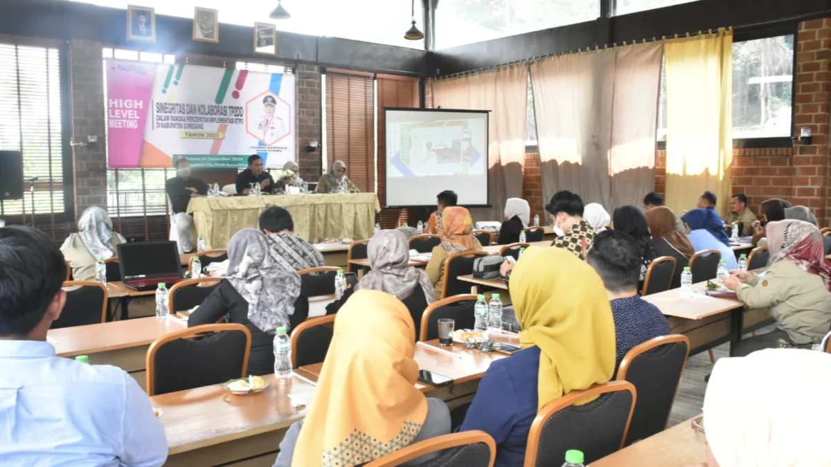 DENGARKAN: Para peserta kegiatan High Level Meeting (HLM) Sinergi dan Kolaborasi Tim Percepatan dan Perluasan Digitalisasi Daerah (TP2DD) mempercepat implementasi Elektronifikasi Transaksi Pemerintah Daerah (ETPD) secara zoom meeting yang dipusatkan di Shappire City Park, Selasa (19/12/2023).