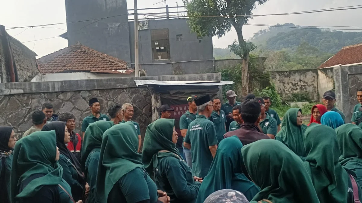 PEROTES: Warga Desa Cimarias mendatangi kantor desa untuk menyampaikan protes soal PT Subur Setiadi, baru-baru ini