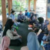 WUJUDKAN: Anggota Kelompok Sadar Wisata (Pokdarwis) Raksa Nagari Desa Cibubuan Kecamatan Conggeang saat melakukan kegiatan. Mereka bertekad mewujudkan Desa Cibubuan menjadi Desa Wisata di Desa Cibubuan, baru-baru ini.