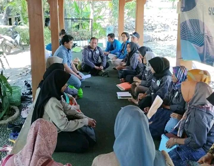 WUJUDKAN: Anggota Kelompok Sadar Wisata (Pokdarwis) Raksa Nagari Desa Cibubuan Kecamatan Conggeang saat melakukan kegiatan. Mereka bertekad mewujudkan Desa Cibubuan menjadi Desa Wisata di Desa Cibubuan, baru-baru ini.