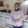 PROGRAMKAN: Bendahara Desa Jatiroke, Yuli Yanti saat memaparkan alokasi Dana Desa tahap II kepada Sumeks di kantornya, baru-baru ini.