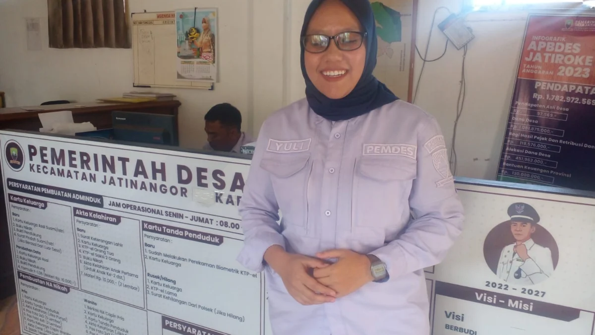 PROGRAMKAN: Bendahara Desa Jatiroke, Yuli Yanti saat memaparkan alokasi Dana Desa tahap II kepada Sumeks di kantornya, baru-baru ini.