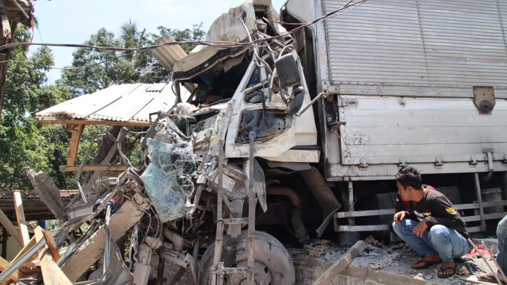 Diduga Rem Blong! Truk Tabrak Ruko dan Motor di Gekbrong Cianjur, 1 Orang Tewas