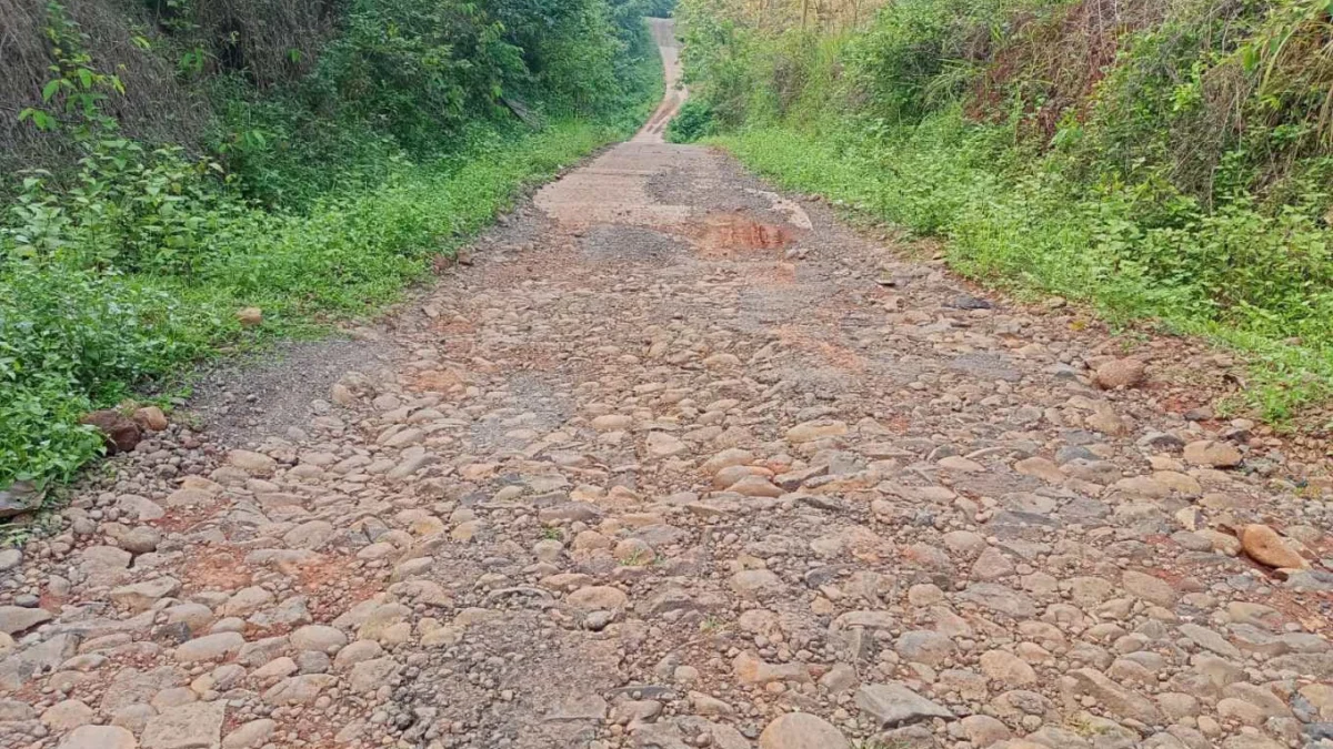 RUSAK PARAH: Pengendara saat melintasi jalan Kabupaten Cisumur-Nangerang yang sedang mengalami rusak parah, baru-baru ini.