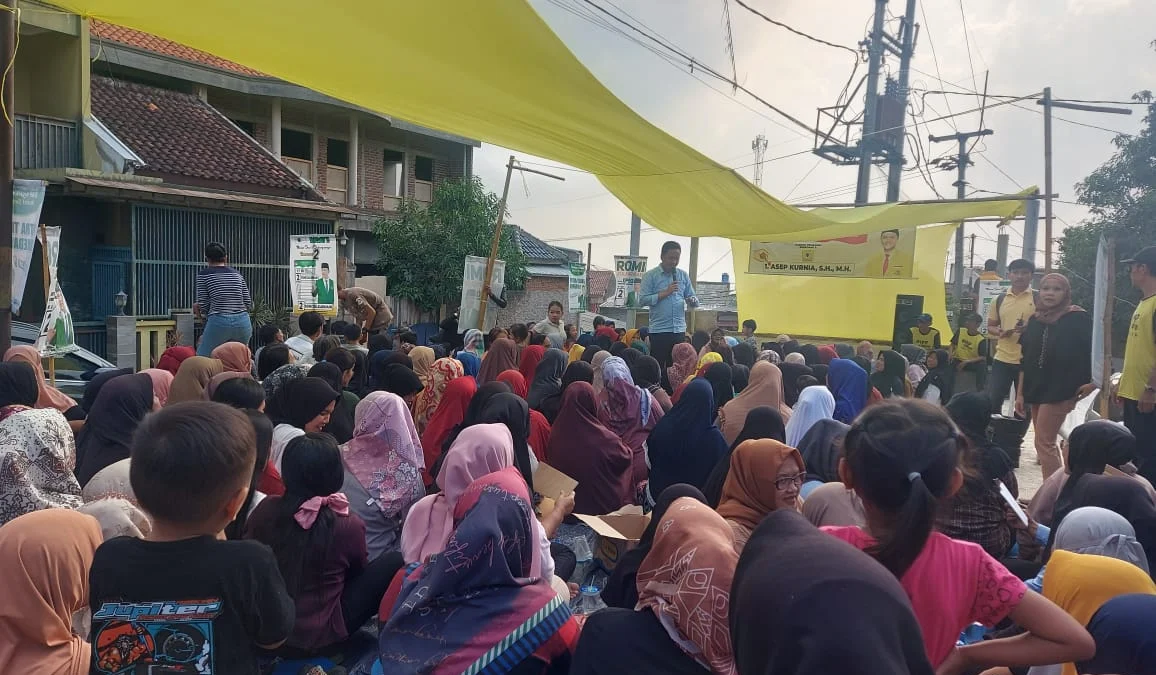 ORASI: Asep Kurnia saat berkampanye di Desa Pasirnanjung Kecamatan Cimanggung, baru-baru ini.