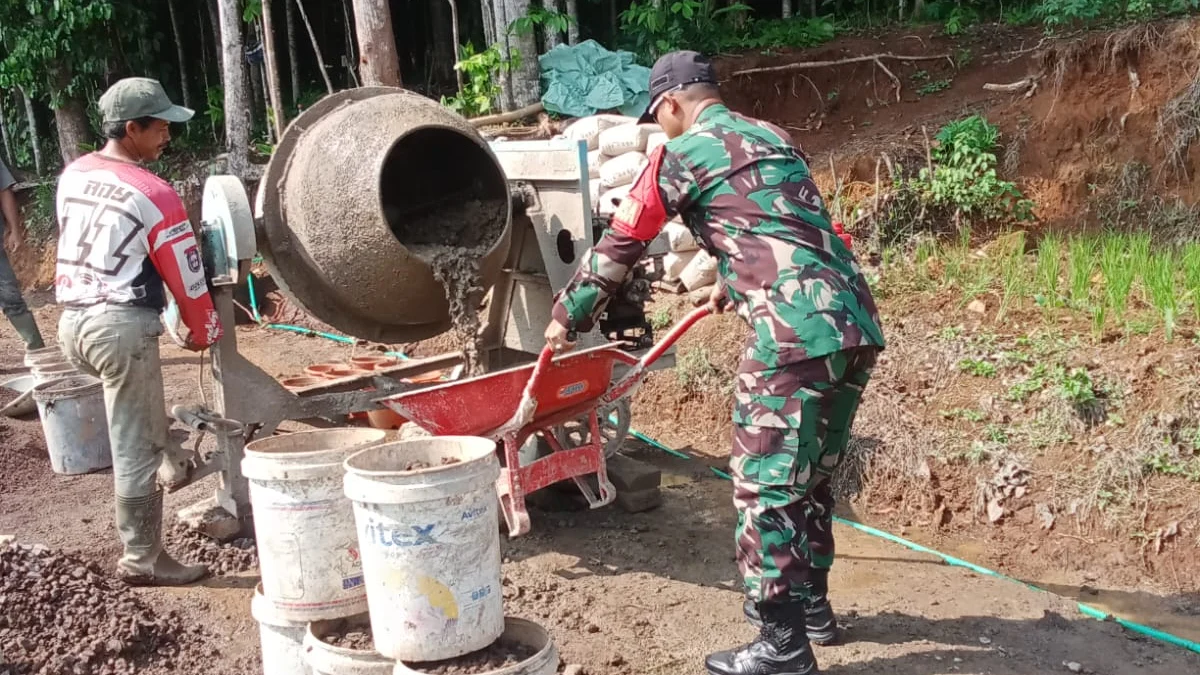 SEMANGAT: Anggota Koramil 1007/ Conggeang Kodim 0610/Sumedang Serma Heri H melaksanakan Karya Bhakti monitoring perbaikan jalan dusun Cimarga menuju Kawung Luwuk, bersama dengan warga masyarakat dusun Cimarga desa Karanglayung, Kecamatan Conggeang Kabupaten Sumedang, kemarin.