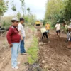 KERASKAN: Warga Desa Nanjungwangi bahu membahu melaksanakan kerja bakti pengerasan jalan Tanjung Desa Nanjungwangi, Surian, meskipun dana minim.