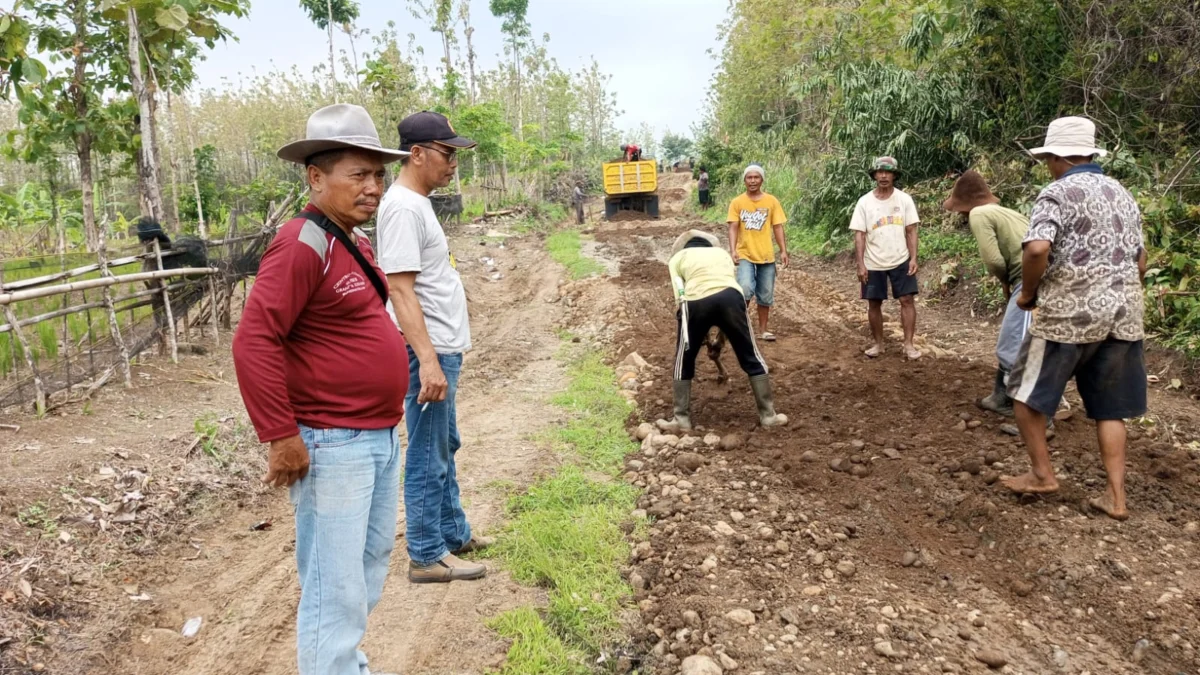 KERASKAN: Warga Desa Nanjungwangi bahu membahu melaksanakan kerja bakti pengerasan jalan Tanjung Desa Nanjungwangi, Surian, meskipun dana minim.