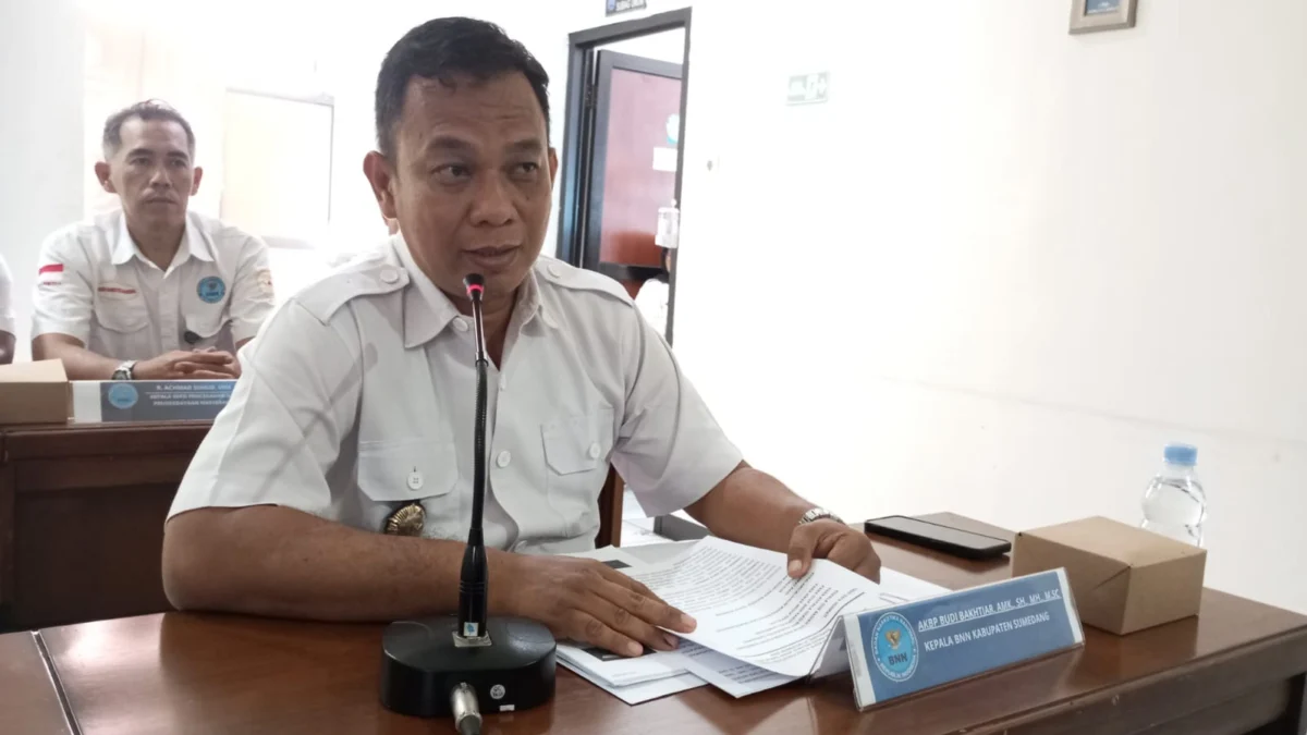 BERSINAR: Kepala BNNK Sumedang, AKBP Budi Bahtiar saat menyampaikan press release di Kantor BNNK Sumedang, kemarin