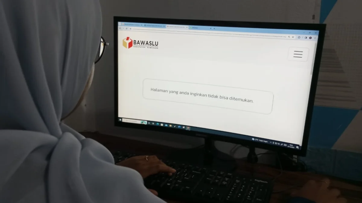 EROR: Salah seorang warga mencoba membuka situs website Bawaslu, namun halaman tidak dapat ditemukan, kemarin.