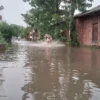 BAHAYA: Salah seorang pemotor nekat menerobos genangan banjir di salah satu ruas jalan di Kabupaten Sumedang. BMKG meminta warga untuk tetap waspada dan mengikuti informasi terkini.