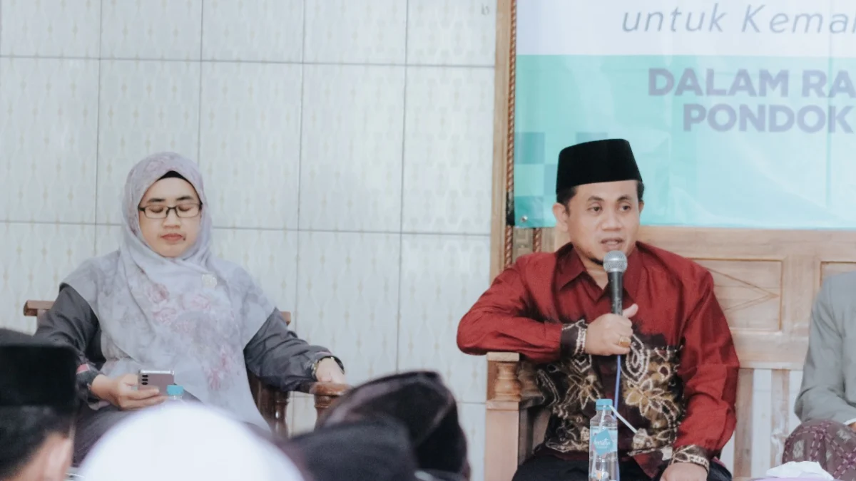 SYIARKAN: Pimpinan Pondok Pesantren Al-Hikamussalafiyyah, KH Sa’dulloh dalam kegiatan halaqoh ulama Al-Qur’an di Pesantren Al-Hikamussalafiyah Sukamantri Tanjungkerta, baru-baru ini.