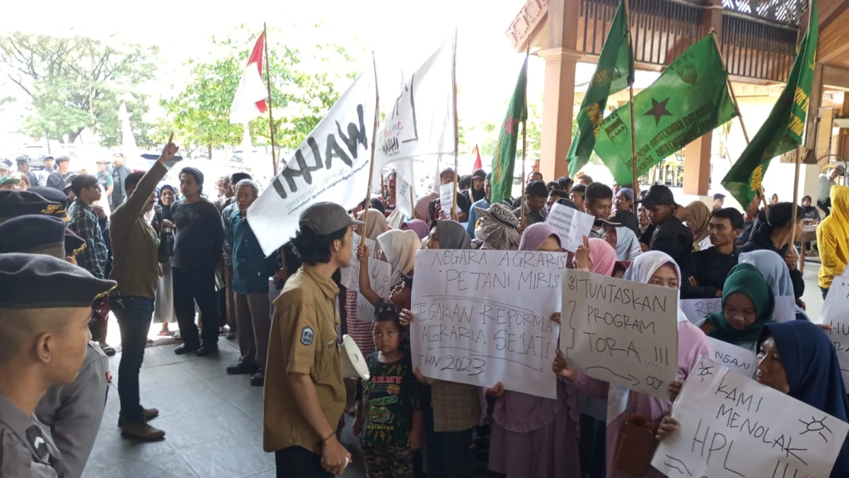 BERAPI-API: Puluhan petani yang didominasi emak-emak melakukan unjuk rasa di halaman kantor PPS, mereka menuntut dikeluarkannya rekomendasi untuk mendapatkan redistribusi tanah, kemarin.