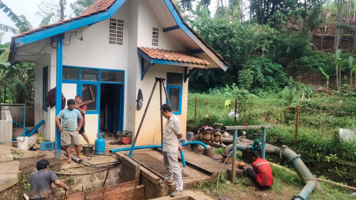 UJI COBA: Sejumlah petugas Perumda Air Minum Tirta Medal Sumedang, sedang melakukan uji alir, sebelum proses penyaluran kepada konsumen di wilayah Cigendel, baru-baru ini.