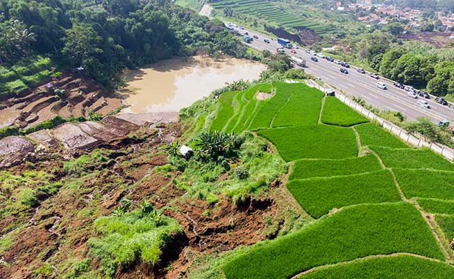 Bandung Barat di Terjang Lonsor dan Banjir Pasca Hujan Deras