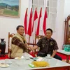 OPTIMIS: Ketua Apdesi Kabupaten Sumedang, Welly Sanjaya SP (kanan) bersama Pj Bupati Sumedang, Herman Suryatman seusai melaksanakan pertemuan di Gedung Negara, baru-baru ini.