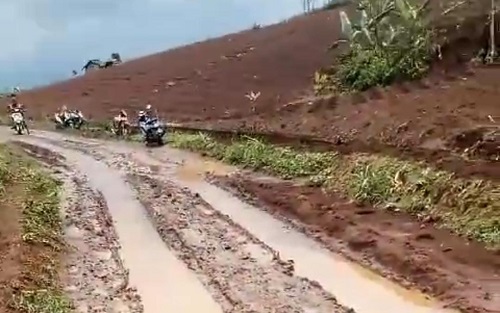 jalan Desa Sukawangi Pamulihan Tertutup Lumpur