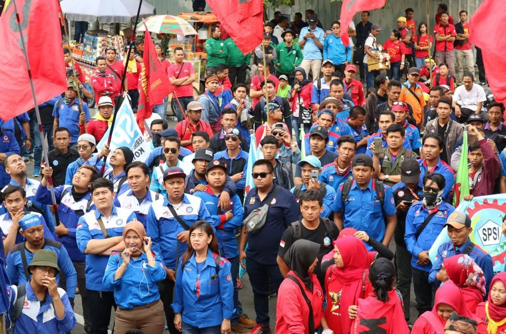 Rapat Dewan Pengupahan di Kantor Disnakertrans Jabar, Ribuan Buruh Siap Kawal