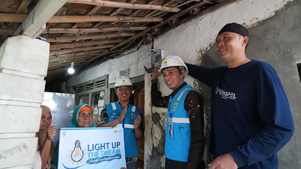 PLN Sumedang Berikan Bantuan Listrik Gratis untuk 36 Pelanggan