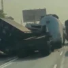 Truk Kontainer vs Truk Semen Tabrakan Mengerikan di Tol Jakarta-Cikampek, Awas Pengguna Jalan!