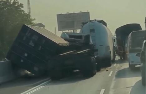 Truk Kontainer vs Truk Semen Tabrakan Mengerikan di Tol Jakarta-Cikampek, Awas Pengguna Jalan!