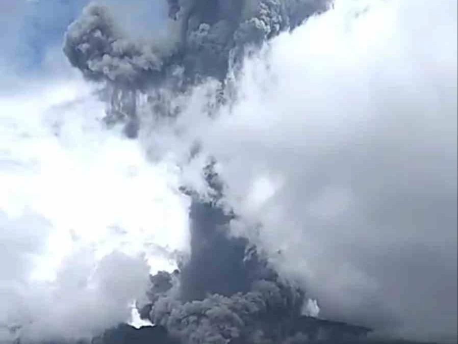 Waspada! Hujan Abu dan Kerikil Melanda Warga Agam Gara-gara Letusan Gunung Marapi