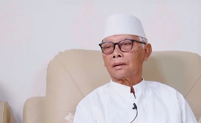 Ketua Umum MUI K.H. Anwar Iskandar