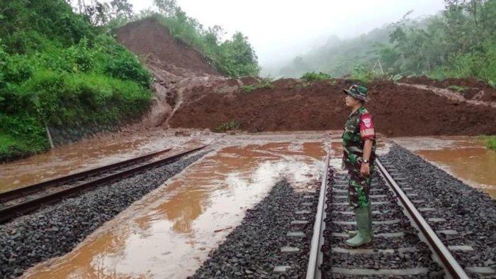 Longsor di Purwokerto, Penumpang Kereta Dialihkan ke Bus dari Stasiun Kejaksan Cirebon