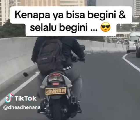 Skandal Anggota Polisi Motor Plat Dinas Melanggar Aturan di Jalan Layang Casablanca!