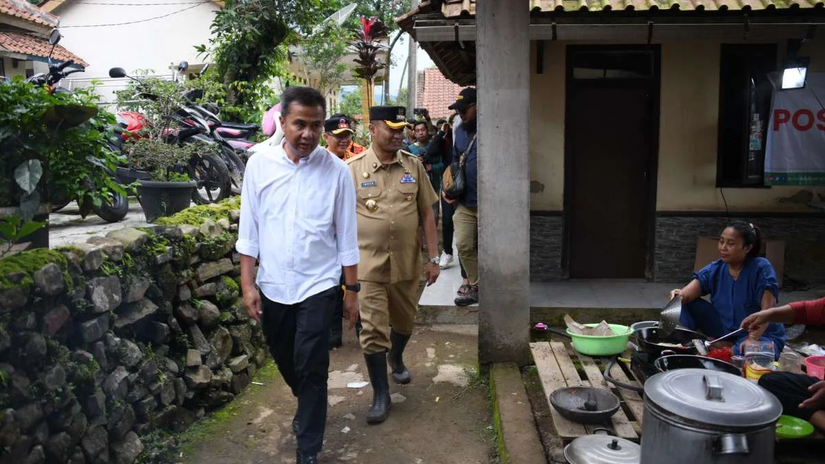 Pj Gubernur Jabar Mendatangi Lokasi Longsor di Kabupaten Subang