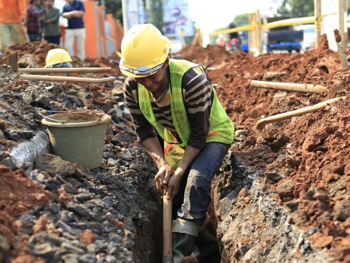 Proyek Drainase di Jalan Tuparev Karawang Timur Belum Selesai, Warga Desak Pemerintah Respons Cepat