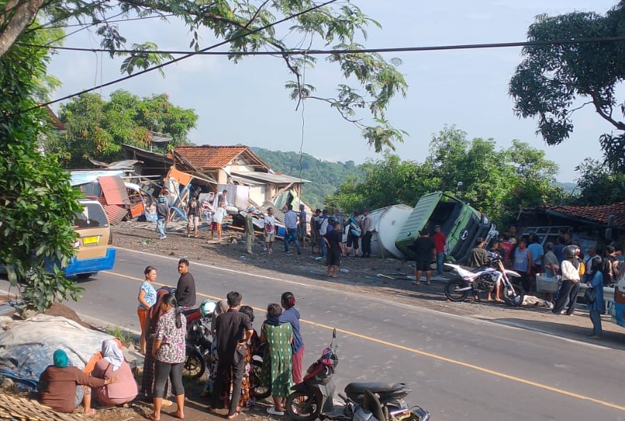 Truk Tronton Timpa Rumah Warga di Nyalindung Sumedang, 2 Korban Mendapatkan Penanganan