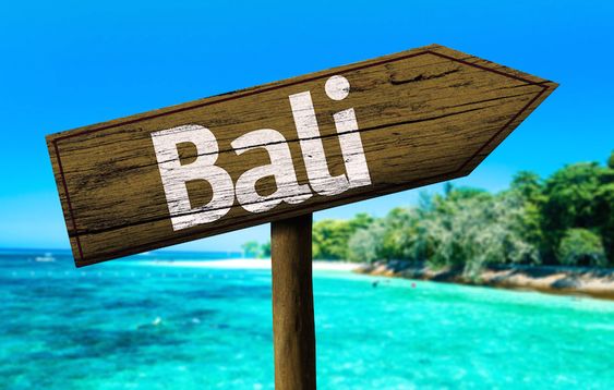 Menteri Pariwisata dan Ekonomi Kreatif Sandiaga Uno Menanggapi Overtourism di Bali: Perlunya Penyebaran Destinasi Wisata!