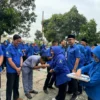 BANTUAN : Direktur Umum Keuangan Hj Imas Permasih MSi bersalalaman dengan salah seorang penerima manfaat, usai menyerahkan bantuan perbaikan rumah akibat gempa bumi. Penyerahan dilakukan di halaman kantor Perumda Air Minum Tirta Medal pusat.